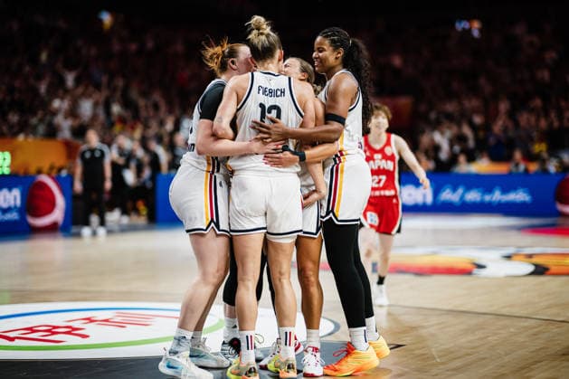 FIBA Women™s Basketball World Cup 2026: Deutschland vs. Japan, 05.09.2026 Das deutsche Team jubelt zu Leonie Fiebich (Deutschland, 13): Basketball, FIBA Women™s Basketball World Cup 2026, Gruppenphase, Gruppe A, 2. Spieltag: Deutschland vs. Japan am 05.09.2026 in der Max-Schmeling-Halle, Berlin Copyright: xBEAUTIFULxSPORTS Tonhäuserx