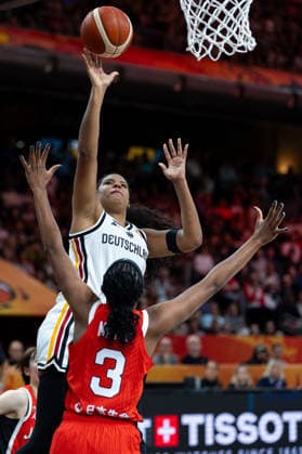 Nyara Sabally (Deutschland, 08) beim Korbleger, Stephanie Mawuli (Japan, 03), GER, Deutschland vs. Japan, Basketball, FIBA Women s World Cup 2026, Gruppenphase, Spieltag 2, 05.09.2026 GER, Deutschland vs. Japan, Basketball, FIBA Women s World Cup 2026, Gruppenphase, Spieltag 2, 05.09.2026 Berlin Copyright: xEibner-Pressefoto MaxxVincenx EP_MVN