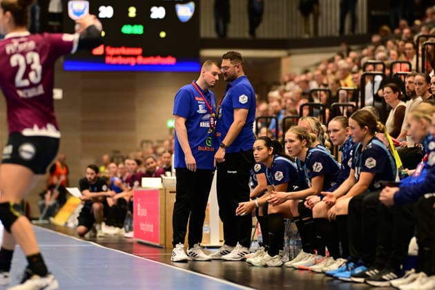 Handball I Frauen I Saison 2026-2027 I Bundesliga I 2. Spieltag I Buxtehuder SV - HC Leipzig I 05.09.2026 Jonas Schlender (Buxtehuder Sportverein) mit Philipp Warnholz (Buxtehuder Sportverein) Buxtehude Halle Nord (Neu) Niedersachsen Deutschland Copyright: xLobeca FelixxWeißbergx