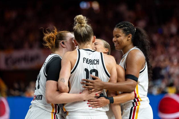 Leonie Fiebich (Deutschland, 13) jubelt Jubel mit Lina Sontag (Deutschland, 24), Alexandra Wilke (Deutschland, 03) und Nyara Sabally (Deutschland, 08), GER, Deutschland vs. Japan, Basketball, FIBA Women s World Cup 2026, Gruppenphase, Spieltag 2, 05.09.2026 GER, Deutschland vs. Japan, Basketball, FIBA Women s World Cup 2026, Gruppenphase, Spieltag 2, 05.09.2026 Berlin Copyright: xEibner-Pressefoto MaxxVincenx EP_MVN