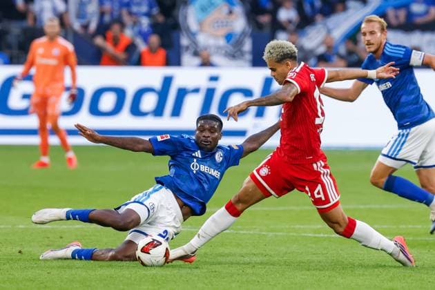 GELSENKIRCHEN - Junior Dina Ebimbe of Schalke 04 and Luis Diaz of FC Bayern Munich during the Bundesliga match between FC Schalke 04 and FC Bayern Munich at the Veltins-Arena on 5 September 2026 in Gelsenkirchen, Germany. MARCEL TER BALS ANP Bundesliga 2026 27 xVIxANPxSportx xMarcelxterxBalsxIVx 567263359 originalFilename: 567263359.jpg