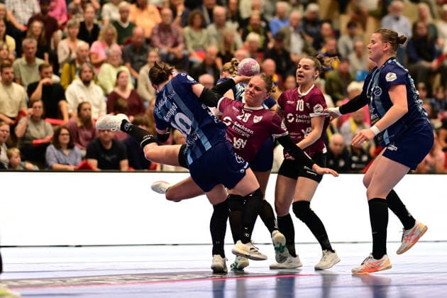Handball I Frauen I Saison 2026-2027 I Bundesliga I 2. Spieltag I Buxtehuder SV - HC Leipzig I 05.09.2026 Anika Hampel (10, Buxtehuder Sportverein) Lara Tauchmann (28, HC Leipzig) Buxtehude Halle Nord (Neu) Niedersachsen Deutschland Copyright: xLobeca FelixxWeißbergx
