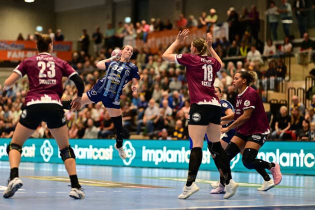 Handball I Frauen I Saison 2026-2027 I Bundesliga I 2. Spieltag I Buxtehuder SV - HC Leipzig I 05.09.2026 Isa Ternede (32, Buxtehuder Sportverein) Jasmin Eckart (18, HC Leipzig) Buxtehude Halle Nord (Neu) Niedersachsen Deutschland Copyright: xLobeca FelixxWeißbergx
