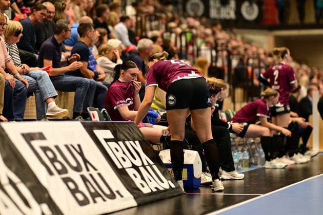 Handball I Frauen I Saison 2026-2027 I Bundesliga I 2. Spieltag I Buxtehuder SV - HC Leipzig I 05.09.2026 Die verletzte Lisa Lammich (76, HC Leipzig) mit Lilly Glimm (22, HC Leipzig) Buxtehude Halle Nord (Neu) Niedersachsen Deutschland Copyright: xLobeca FelixxWeißbergx