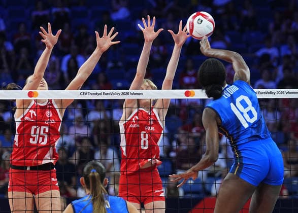 Sport Bilder des Tages Poland v Italy - CEV EuroVolley 2026 ISTANBUL, TURKIYE - SEPTEMBER 5: Julita Piasecka (8) and Magdalena Jurczyk (95) of Poland in action Paola Ogechi Egonu (18) of Italy against during the CEV Women s European Volleyball Championship semifinal match between Poland and Italy at Sinan Erdem Sports Hall in Istanbul, Turkiye, on September 5, 2026. Esra Bilgin Anadolu Istanbul Turkey. Editorial use only. Please get in touch for any other usage.  Copyright: x2026xAnadoluxEsraxBilginx