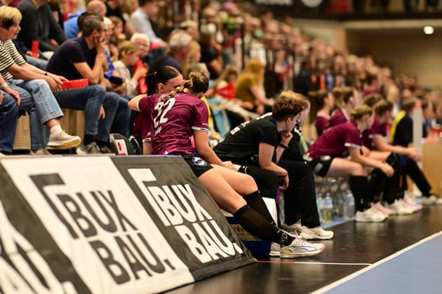 Handball I Frauen I Saison 2026-2027 I Bundesliga I 2. Spieltag I Buxtehuder SV - HC Leipzig I 05.09.2026 Die verletzte Lisa Lammich (76, HC Leipzig) mit Lilly Glimm (22, HC Leipzig) Buxtehude Halle Nord (Neu) Niedersachsen Deutschland Copyright: xLobeca FelixxWeißbergx