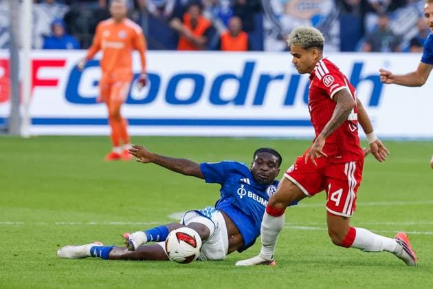 GELSENKIRCHEN - Junior Dina Ebimbe of Schalke 04 and Luis Diaz of FC Bayern Munich during the Bundesliga match between FC Schalke 04 and FC Bayern Munich at the Veltins-Arena on 5 September 2026 in Gelsenkirchen, Germany. MARCEL TER BALS ANP Bundesliga 2026 27 xVIxANPxSportx xMarcelxterxBalsxIVx 567263437 originalFilename: 567263437.jpg
