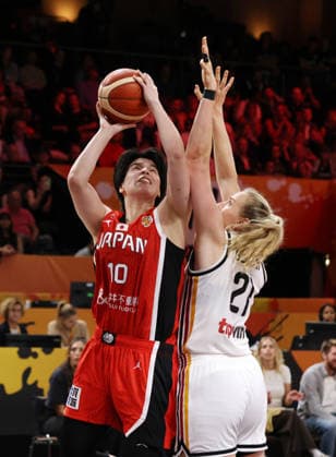 Ramu Tokashiki am Ball, Marie Guelich Zweikampf Spielszene Aktion Basketball FIBA World Cup Weltmeisterschaft Frauen WM Saison 2026 2027 05.09.2026 DBB Deutschland GER vs Japan JPN