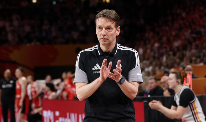 Bundestrainer Olaf Lange applaudiert seinem Team Aktion Oberkörper Basketball FIBA World Cup Weltmeisterschaft Frauen WM Saison 2026 2027 05.09.2026 DBB Deutschland GER vs Japan JPN