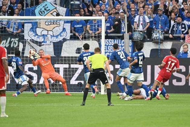 Torwart Loris Karius (Schalke 04) pariert den Schuss von Nathaniel Brown (Bayern Muenchen) 05.09.2026, Fussball 1. Bundesliga, Saison 2026 2027, 2. Spieltag, FC Schalke 04 - FC Bayern München DFL regulations prohibit any use of photographs as image sequences and or quasi-video Gelsenkirchen Veltins Arena Nordrhein Westfalen Deutschland *** Schalke 04 goalkeeper Loris Karius saves a shot by Nathaniel Brown of Bayern Munich on September 5, 2026; Soccer, 1. Bundesliga, 2026–2027 season, Matchday 2, FC Schalke 04 vs. FC Bayern Munich. DFL regulations prohibit any use of photographs as image sequences and or quasi-video. Gelsenkirchen, Veltins Arena, North Rhine-Westphalia, Germany Team2