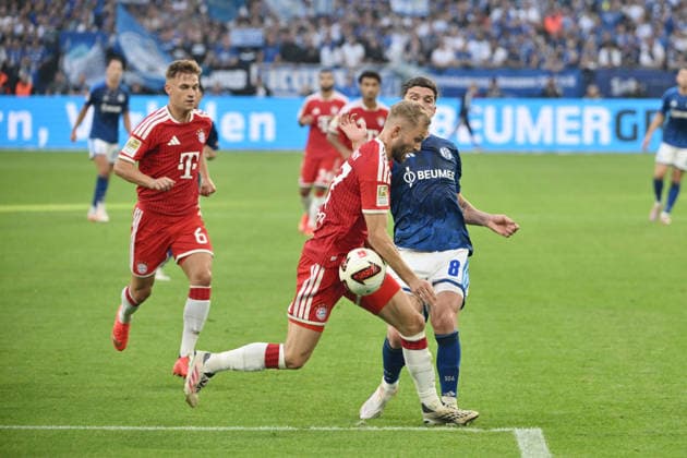 Konrad Laimer (Bayern Muenchen), mi., bekommt den Schuss von Robin Gosens (FC Schalke 04), re., an den Arm 05.09.2026, Fussball 1. Bundesliga, Saison 2026 2027, 2. Spieltag, FC Schalke 04 - FC Bayern München DFL regulations prohibit any use of photographs as image sequences and or quasi-video Gelsenkirchen Veltins Arena Nordrhein Westfalen Deutschland *** Konrad Laimer of Bayern Munich (left) is hit in the arm by a shot from Robin Gosens of FC Schalke 04 (right) on September 5, 2026; Soccer, 1. Bundesliga, 2026–2027 season, Matchday 2, FC Schalke 04 vs. FC Bayern Munich. DFL regulations prohibit any use of photographs as image sequences and or quasi-video. Gelsenkirchen, Veltins Arena, North Rhine-Westphalia, Germany Team2