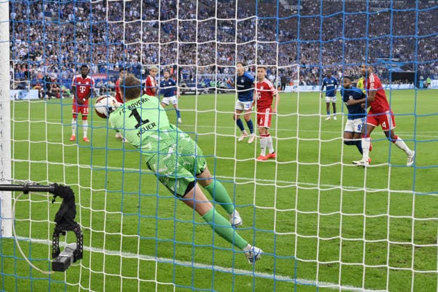 Torwart Manuel Neuer (Bayern Muenchen) pariert den Freistoss von Adil Aouchiche (FC Schalke 04) 05.09.2026, Fussball 1. Bundesliga, Saison 2026 2027, 2. Spieltag, FC Schalke 04 - FC Bayern München DFL regulations prohibit any use of photographs as image sequences and or quasi-video Gelsenkirchen Veltins Arena Nordrhein Westfalen Deutschland *** Goalkeeper Manuel Neuer of Bayern Munich saves a free kick by Adil Aouchiche of FC Schalke 04 on September 5, 2026, Soccer, Bundesliga 1, 2026–2027 season, Matchday 2, FC Schalke 04 vs. FC Bayern Munich. DFL regulations prohibit any use of photographs as image sequences and or quasi-video. Gelsenkirchen, Veltins Arena, North Rhine-Westphalia, Germany Team2