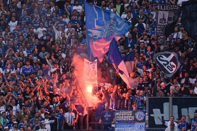 Fußball 1. Bundesliga 2. Spieltag FC Schalke 04 - FC Bayern München am 05.09.2026 in der Veltins Arena in Gelsenkirchen Schalker Fans zünden Bengalos Pyro Pyrotechnik Leuchtkörper Rauchbomben im Fanblock DFL regulations prohibit any use of photographs as image sequences and or quasi-video. *** Soccer, Bundesliga 1, Matchday 2: FC Schalke 04 vs. FC Bayern Munich on September 5, 2026, at the Veltins Arena in Gelsenkirchen. Schalke fans set off flares, pyrotechnics, and smoke bombs in the fan section. DFL regulations prohibit any use of photographs as image sequences and or quasi-video xRx