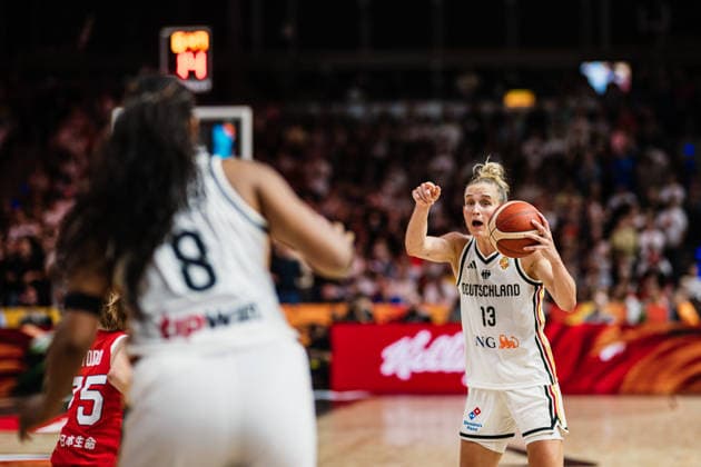 FIBA Women™s Basketball World Cup 2026: Deutschland vs. Japan, 05.09.2026 Leonie Fiebich (Deutschland, 13) ruft zu Nyara Sabally (Deutschland, 8): Basketball, FIBA Women™s Basketball World Cup 2026, Gruppenphase, Gruppe A, 2. Spieltag: Deutschland vs. Japan am 05.09.2026 in der Max-Schmeling-Halle, Berlin Copyright: xBEAUTIFULxSPORTS Tonhäuserx
