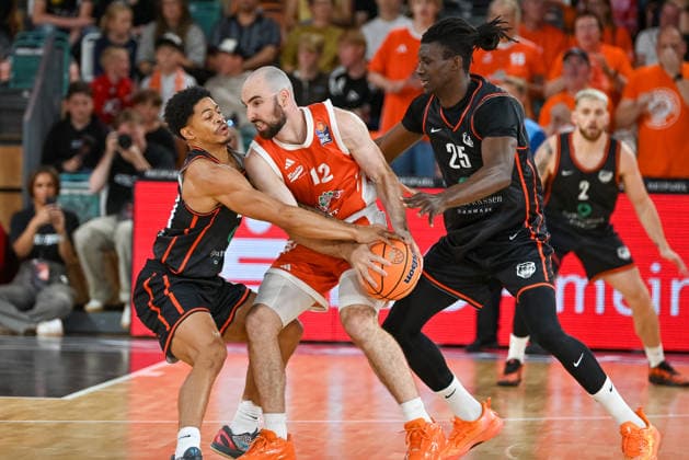 Tommy Kuse (RASTA Vechta, 12) am Ball gegen Miley Curey (Bakken Bears, 20) und Shaquille Rombey (Bakken Bears, 25) RASTA Vechta vs. Bakken Bears, Testspiel, Saison 2026 2027, 05.09.2026, RASTA Vechta vs. Bakken Bears, Testspiel, Saison 2026 2027, 05.09.2026 Vechta Copyright: xEibner-Pressefoto RobertxGertzenx EP_RGN