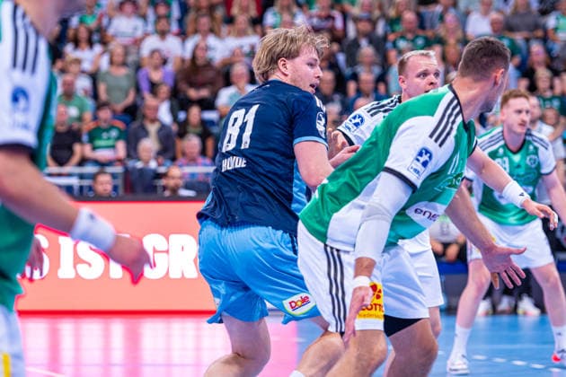 Martin Hovde (HC Hamburg, Nr. 81) (v.l.), TSV Hannover-Burgdorf (grün) gegen HC Hamburg (blau) am 3. Spieltag der Saison 2026 2027 in der Opel Handball-Bundesliga (05.09.2026, ZAG Arena (Hannover, GER), Copyright: xJanxGuentherx xTSVxHannover-Burgdorfx