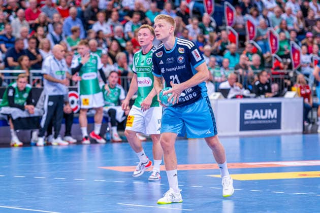 Frederik Bo Andersen (HC Hamburg, Nr. 21) (v.l.), TSV Hannover-Burgdorf (grün) gegen HC Hamburg (blau) am 3. Spieltag der Saison 2026 2027 in der Opel Handball-Bundesliga (05.09.2026, ZAG Arena (Hannover, GER), Copyright: xJanxGuentherx xTSVxHannover-Burgdorfx