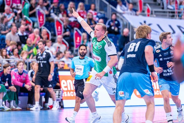 Justus Fischer (TSV Hannover-Burgdorf, Nr. 54) (v.l.), TSV Hannover-Burgdorf (grün) gegen HC Hamburg (blau) am 3. Spieltag der Saison 2026 2027 in der Opel Handball-Bundesliga (05.09.2026, ZAG Arena (Hannover, GER), Copyright: xJanxGuentherx xTSVxHannover-Burgdorfx