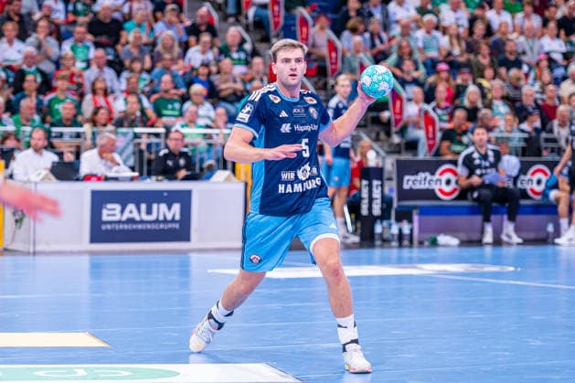 Oliver Norlyk (HC Hamburg, Nr. 5) (v.l.), TSV Hannover-Burgdorf (grün) gegen HC Hamburg (blau) am 3. Spieltag der Saison 2026 2027 in der Opel Handball-Bundesliga (05.09.2026, ZAG Arena (Hannover, GER), Copyright: xJanxGuentherx xTSVxHannover-Burgdorfx