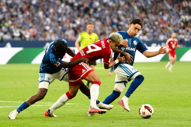 Deutschland: 1. Bundesliga 2026 2027, 2. Spieltag - FC Schalke 04 vs. FC Bayern München - 05.09.2026 - Veltins-Arena (Gelsenkirchen, Nordrhein-Westfalen) Luis Diaz (FC Bayern München, 14) Soufiane El-Faouzi (Schalke 04, 23) Junior Dina Ebimbe (Schalke 04, 29) Zweikampf Duell *** Germany Bundesliga 1 2026–2027, Matchday 2: FC Schalke 04 vs. FC Bayern Munich, September 5, 2026, Veltins Arena, Gelsenkirchen, North Rhine-Westphalia: Luis Diaz (FC Bayern Munich), 14 Soufiane El Faouzi (Schalke 04), 23 Junior Dina Ebimbe (Schalke 04), 29 Tackle, Duel Copyright: xCelinaxLeiersx