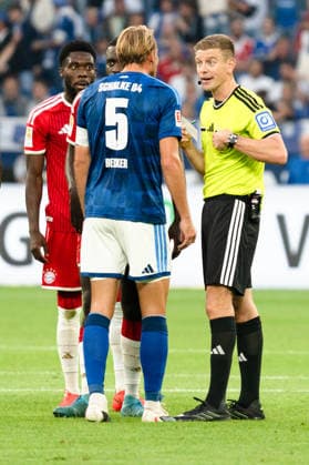 Deutschland: 1. Bundesliga 2026 2027, 2. Spieltag - FC Schalke 04 vs. FC Bayern München - 05.09.2026 - Veltins-Arena (Gelsenkirchen, Nordrhein-Westfalen) Gelbe Karte Alphonso Davies (FC Bayern München, 19) Timo Becker (Schalke 04, 5) *** Germany 1 Bundesliga 2026–2027, Matchday 2: FC Schalke 04 vs. FC Bayern Munich, September 5, 2026, Veltins Arena, Gelsenkirchen, North Rhine-Westphalia; Yellow cards: Alphonso Davies (FC Bayern Munich), 19; Timo Becker (Schalke 04), 5 Copyright: xCelinaxLeiersx