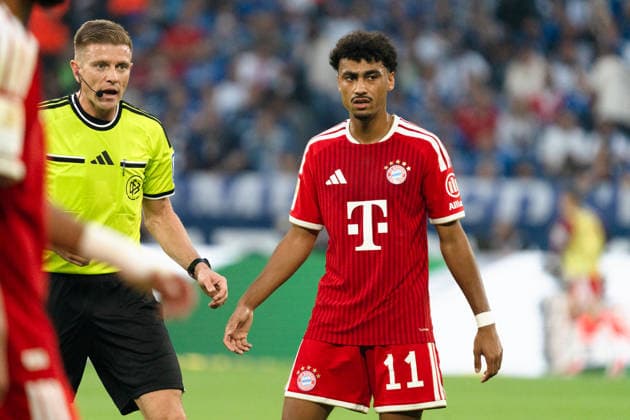 Deutschland: 1. Bundesliga 2026 2027, 2. Spieltag - FC Schalke 04 vs. FC Bayern München - 05.09.2026 - Veltins-Arena (Gelsenkirchen, Nordrhein-Westfalen) Robert Schröder (Schiedsrichter) Nathaniel Brown (FC Bayern München, 11) *** Germany, Bundesliga 1, 2026–2027, Matchday 2: FC Schalke 04 vs. FC Bayern Munich, September 5, 2026, Veltins Arena, Gelsenkirchen, North Rhine-Westphalia; Referee: Robert Schröder; Nathaniel Brown, FC Bayern Munich, 11 Copyright: xCelinaxLeiersx