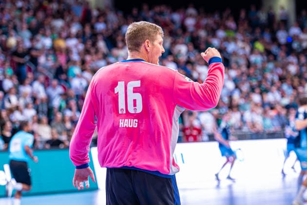 Robin Paulsen Haug (HC Hamburg, Nr. 16) (v.l.), TSV Hannover-Burgdorf (grün) gegen HC Hamburg (blau) am 3. Spieltag der Saison 2026 2027 in der Opel Handball-Bundesliga (05.09.2026, ZAG Arena (Hannover, GER), Copyright: xJanxGuentherx xTSVxHannover-Burgdorfx
