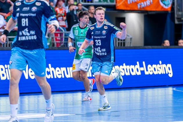 Moritz Sauter (HC Hamburg, Nr. 33) (v.l.), TSV Hannover-Burgdorf (grün) gegen HC Hamburg (blau) am 3. Spieltag der Saison 2026 2027 in der Opel Handball-Bundesliga (05.09.2026, ZAG Arena (Hannover, GER), Copyright: xJanxGuentherx xTSVxHannover-Burgdorfx