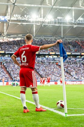 Deutschland: 1. Bundesliga 2026 2027, 2. Spieltag - FC Schalke 04 vs. FC Bayern München - 05.09.2026 - Veltins-Arena (Gelsenkirchen, Nordrhein-Westfalen) Joshua Kimmich (FC Bayern München, 6) Eckfahne *** Germany 1 Bundesliga 2026–2027, Matchday 2: FC Schalke 04 vs. FC Bayern Munich, September 5, 2026, Veltins Arena, Gelsenkirchen, North Rhine-Westphalia; Joshua Kimmich, FC Bayern Munich, 6th corner flag Copyright: xCelinaxLeiersx