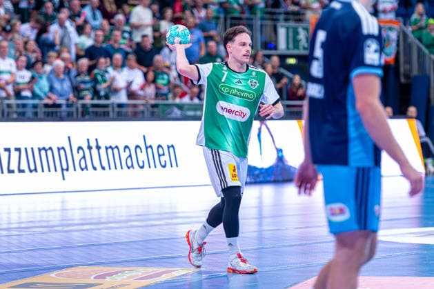 Leif Tissier (TSV Hannover-Burgdorf, Nr. 7) (v.l.), TSV Hannover-Burgdorf (grün) gegen HC Hamburg (blau) am 3. Spieltag der Saison 2026 2027 in der Opel Handball-Bundesliga (05.09.2026, ZAG Arena (Hannover, GER), Copyright: xJanxGuentherx xTSVxHannover-Burgdorfx