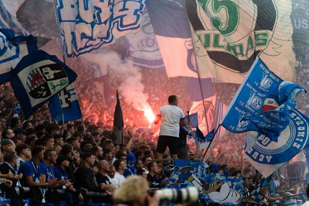 Deutschland: 1. Bundesliga 2026 2027, 2. Spieltag - FC Schalke 04 vs. FC Bayern München - 05.09.2026 - Veltins-Arena (Gelsenkirchen, Nordrhein-Westfalen) Pyro Fans Zuschauer Stimmung Schal *** Germany, Bundesliga 1, 2026–2027, Matchday 2: FC Schalke 04 vs. FC Bayern Munich, September 5, 2026, Veltins Arena, Gelsenkirchen, North Rhine-Westphalia—Pyrotechnics, Fans, Spectators, Atmosphere, Schalke Copyright: xCelinaxLeiersx