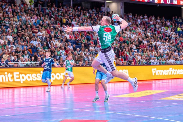 Justus Fischer (TSV Hannover-Burgdorf, Nr. 54) (v.l.), TSV Hannover-Burgdorf (grün) gegen HC Hamburg (blau) am 3. Spieltag der Saison 2026 2027 in der Opel Handball-Bundesliga (05.09.2026, ZAG Arena (Hannover, GER), Copyright: xJanxGuentherx xTSVxHannover-Burgdorfx