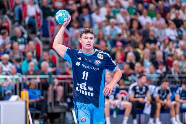 Nicolaj Jorgensen (HC Hamburg, Nr. 11) (v.l.), TSV Hannover-Burgdorf (grün) gegen HC Hamburg (blau) am 3. Spieltag der Saison 2026 2027 in der Opel Handball-Bundesliga (05.09.2026, ZAG Arena (Hannover, GER), Copyright: xJanxGuentherx xTSVxHannover-Burgdorfx