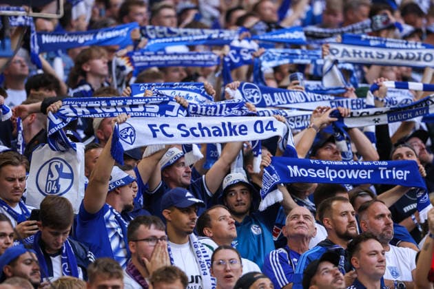 2026.09.05, xkwix, Fußball, Bundesliga, FC Schalke 04 - FC Bayern München, Veltins-Arena, 2.Spieltag, Saison 2026 2027: Schalke Fans halten Schals in die Luft DFB regulations prohibit any use of photographs as image sequences and or quasi-video. Photo: xKamilxWilkowskixPressefotoKochx Nordrhein-Westfalen Deutschland *** September 5, 2026, xkwix, Soccer, Bundesliga, FC Schalke 04 vs. FC Bayern Munich, Veltins Arena, Matchday 2, 2026–2027 season; Schalke fans hold scarves aloft. DFB regulations prohibit any use of photographs as image sequences and or quasi-video. Photo: xKamilxWilkowskixPressefotoKochx, North Rhine-Westphalia, Germany