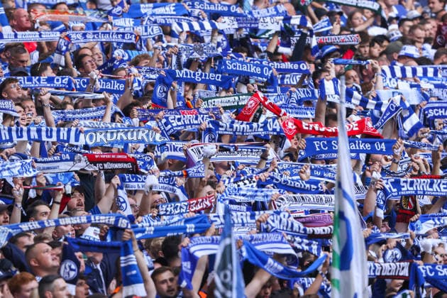 2026.09.05, xkwix, Fußball, Bundesliga, FC Schalke 04 - FC Bayern München, Veltins-Arena, 2.Spieltag, Saison 2026 2027: Schalke Fans halten Schals in die Luft DFB regulations prohibit any use of photographs as image sequences and or quasi-video. Photo: xKamilxWilkowskixPressefotoKochx Nordrhein-Westfalen Deutschland *** September 5, 2026, xkwix, Soccer, Bundesliga, FC Schalke 04 vs. FC Bayern Munich, Veltins Arena, Matchday 2, 2026–2027 season; Schalke fans hold scarves aloft. DFB regulations prohibit any use of photographs as image sequences and or quasi-video. Photo: xKamilxWilkowskixPressefotoKochx, North Rhine-Westphalia, Germany