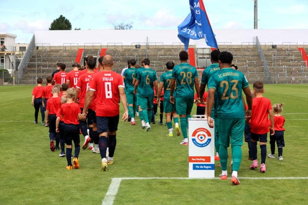 Fussball, Herren, Regionalliga Bayern, Saison 2026 2027, SpVgg Unterhaching - FC Augsburg II, Amateure Beide Mannschaften beim Einlaufen, Auflaufen auf das Spielfeld
