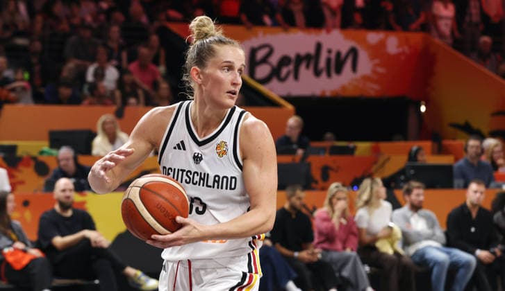 Leonie Fiebich am Ball Aktion Oberkörper Basketball FIBA World Cup Weltmeisterschaft Frauen WM Saison 2026 2027 05.09.2026 DBB Deutschland GER vs Japan JPN