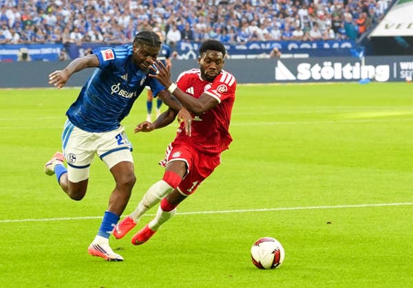 Junior Dina Ebimbe (FC Schalke 04, 29) im Zweikampf mit Alphonso Davies (FC Bayern Muenchen, 19) GER, FC Schalke 04 vs FC Bayern Muenchen, 1. Bundesliga, 2. Spieltag, Saison 2026-27, VELTINS-Arena, Gelsenkirchen, 05.09.2026 DFL REGULATIONS PROHIBIT ANY USE OF PHOTOGRAPHS AS IMAGE SEQUENCES AND OR QUASI-VIDEO GER, FC Schalke 04 vs FC Bayern Muenchen, 1. Bundesliga, 2. Spieltag, Saison 2026-27, 05.09.2026 Gelsenkirchen *** Junior Dina Ebimbe of FC Schalke 04, 29, in a tackle with Alphonso Davies of FC Bayern Munich, 19 (GER), FC Schalke 04 vs. FC Bayern Munich, Bundesliga 1, Matchday 2, 2026–27 season, VELTINS Arena, Gelsenkirchen, September 5, 2026 DFL REGULATIONS PROHIBIT ANY USE OF PHOTOGRAPHS AS IMAGE SEQUENCES AND OR QUASI-VIDEO GER, FC Schalke 04 vs. FC Bayern Munich, Bundesliga 1, Matchday 2, 2026–27 Season, September 5, 2026, Gelsenkirchen Copyright: xEibner-Pressefoto ScottxColemanx EP_SCN