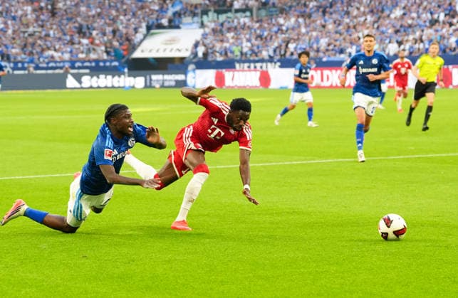 Junior Dina Ebimbe (FC Schalke 04, 29) im Zweikampf mit Alphonso Davies (FC Bayern Muenchen, 19) GER, FC Schalke 04 vs FC Bayern Muenchen, 1. Bundesliga, 2. Spieltag, Saison 2026-27, VELTINS-Arena, Gelsenkirchen, 05.09.2026 DFL REGULATIONS PROHIBIT ANY USE OF PHOTOGRAPHS AS IMAGE SEQUENCES AND OR QUASI-VIDEO GER, FC Schalke 04 vs FC Bayern Muenchen, 1. Bundesliga, 2. Spieltag, Saison 2026-27, 05.09.2026 Gelsenkirchen *** Junior Dina Ebimbe of FC Schalke 04, 29, in a tackle with Alphonso Davies of FC Bayern Munich, 19 (GER), FC Schalke 04 vs. FC Bayern Munich, Bundesliga 1, Matchday 2, 2026–27 season, VELTINS Arena, Gelsenkirchen, September 5, 2026 DFL REGULATIONS PROHIBIT ANY USE OF PHOTOGRAPHS AS IMAGE SEQUENCES AND OR QUASI-VIDEO GER, FC Schalke 04 vs. FC Bayern Munich, Bundesliga 1, Matchday 2, 2026–27 Season, September 5, 2026, Gelsenkirchen Copyright: xEibner-Pressefoto ScottxColemanx EP_SCN
