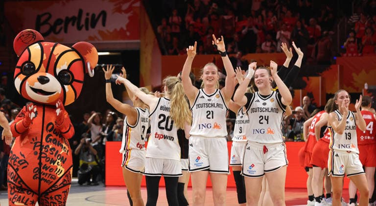 Frieda Bühnerd, Marie Guelich, Lina Sontag, eutsche Mannschaft jubelt nach Spielende Freude Emotion Basketball FIBA World Cup Weltmeisterschaft Frauen WM Saison 2026 2027 05.09.2026 DBB Deutschland GER vs Japan JPN
