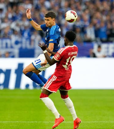 Dejan Ljubicic (FC Schalke 04, 21) gegen Alphonso Davies (FC Bayern Muenchen, 19) GER, FC Schalke 04 vs FC Bayern Muenchen, 1. Bundesliga, 2. Spieltag, Saison 2026-27, VELTINS-Arena, Gelsenkirchen, 05.09.2026 DFL REGULATIONS PROHIBIT ANY USE OF PHOTOGRAPHS AS IMAGE SEQUENCES AND OR QUASI-VIDEO GER, FC Schalke 04 vs FC Bayern Muenchen, 1. Bundesliga, 2. Spieltag, Saison 2026-27, 05.09.2026 Gelsenkirchen *** Dejan Ljubicic (FC Schalke 04), 21, vs. Alphonso Davies (FC Bayern Munich), 19, GER, FC Schalke 04 vs. FC Bayern Munich, Bundesliga 1, Matchday 2, 2026–27 season, VELTINS Arena, Gelsenkirchen, September 5, 2026 DFL regulations prohibit any use of photographs as image sequences and or quasi-video GER, FC Schalke 04 vs. FC Bayern Munich, Bundesliga 1, Matchday 2, 2026–27 Season, September 5, 2026, Gelsenkirchen Copyright: xEibner-Pressefoto ScottxColemanx EP_SCN