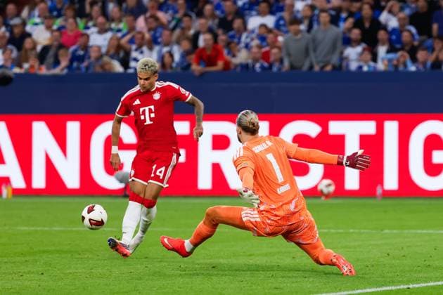 GELSENKIRCHEN - Luis Diaz of FC Bayern Munich and goalkeeper Loris Karius of Schalke 04 during the Bundesliga match between FC Schalke 04 and FC Bayern Munich at the Veltins-Arena on 5 September 2026 in Gelsenkirchen, Germany. MARCEL TER BALS ANP Bundesliga 2026 27 xVIxANPxSportx xMarcelxterxBalsxIVx 567266818 originalFilename: 567266818.jpg