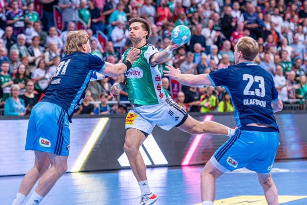 Sport Bilder des Tages Renars Uscins (TSV Hannover-Burgdorf, Nr. 10) (v.l.), TSV Hannover-Burgdorf (grün) gegen HC Hamburg (blau) am 3. Spieltag der Saison 2026 2027 in der Opel Handball-Bundesliga (05.09.2026, ZAG Arena (Hannover, GER), Copyright: xJanxGuentherx xTSVxHannover-Burgdorfx