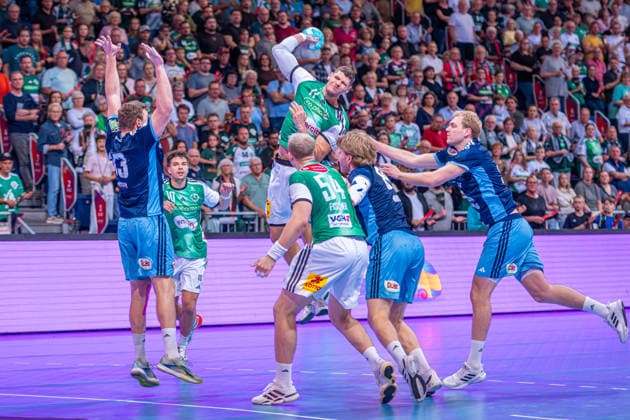 Sebastian Heymann (TSV Hannover-Burgdorf, Nr. 11) (v.l.), TSV Hannover-Burgdorf (grün) gegen HC Hamburg (blau) am 3. Spieltag der Saison 2026 2027 in der Opel Handball-Bundesliga (05.09.2026, ZAG Arena (Hannover, GER), Copyright: xJanxGuentherx xTSVxHannover-Burgdorfx