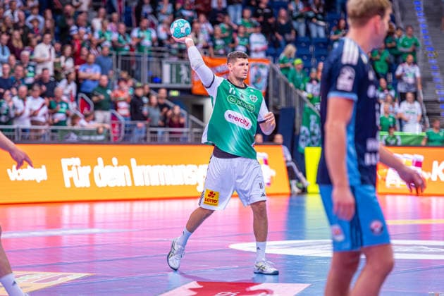 Sebastian Heymann (TSV Hannover-Burgdorf, Nr. 11) (v.l.), TSV Hannover-Burgdorf (grün) gegen HC Hamburg (blau) am 3. Spieltag der Saison 2026 2027 in der Opel Handball-Bundesliga (05.09.2026, ZAG Arena (Hannover, GER), Copyright: xJanxGuentherx xTSVxHannover-Burgdorfx