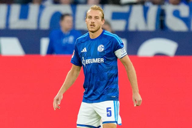 Timo Becker (FC Schalke 04) schaut waehrend des Spiels der 1. Bundesliga zwischen FC Schalke 04 und FC Bayern Muenchen, Veltins-Arena am 05. September 2026 in Gelsenkirchen, Deutschland. (Foto von Alex Gottschalk DeFodi Images) +++ Timo Becker (FC Schalke 04) looks on during the Bundesliga match between FC Schalke 04 and FC Bayern Muenchen at Veltins-Arena on September 5, 2026 in Gelsenkirchen, Germany. (Photo by Alex Gottschalk DeFodi Images) DFB DFL REGULATIONS PROHIBIT ANY USE OF PHOTOGRAPHS AS IMAGE SEQUENCES AND OR QUASI-VIDEO. (Photo by Alex Gottschalk DeFodi Images) - *** Timo Becker of FC Schalke 04 watches during the Bundesliga match between FC Schalke 04 and FC Bayern Munich, Veltins Arena on September 5, 2026, in Gelsenkirchen, Germany. Photo by Alex Gottschalk, DeFodi Images. Timo Becker of FC Schalke 04 looks on during the Bundesliga match between FC Schalke 04 and FC Bayern Munich at Veltins Arena on September 5, 2026 in Gelsenkirchen, Germany. Photo by Alex Gottschalk, DeFodi Images. DFB and DFL regulations prohibit any use of photographs as image sequences and or quasi-video. Photo by Alex Gottschalk, DeFodi Images.