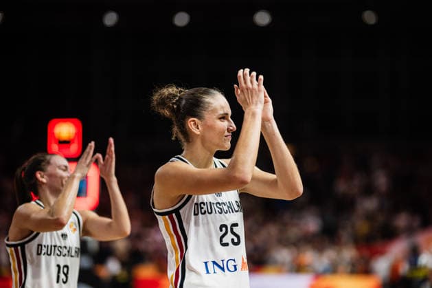 FIBA Women™s Basketball World Cup 2026: Deutschland vs. Japan, 05.09.2026 Clara Bielefeld (Deutschland, 25) klatscht zu den Fans: Basketball, FIBA Women™s Basketball World Cup 2026, Gruppenphase, Gruppe A, 2. Spieltag: Deutschland vs. Japan am 05.09.2026 in der Max-Schmeling-Halle, Berlin Copyright: xBEAUTIFULxSPORTS Tonhäuserx