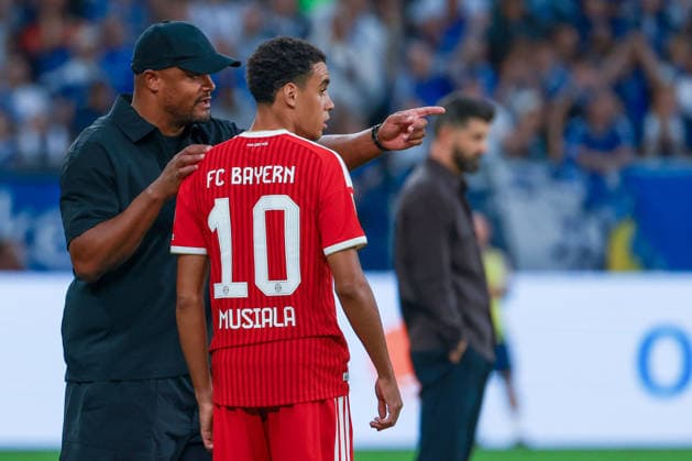1. Bundesliga - FC Schalke 04 - FC Bayern München am 05.09.2026 in der Veltins-Arena auf Schalke Trainer Vincent Kompany (Muenchen) gibt Jamal Musiala (Muenchen 10) Anweisungen *** 1 Bundesliga: FC Schalke 04 vs. FC Bayern Munich on September 5, 2026, at the Veltins Arena in Schalke. Coach Vincent Kompany of Munich gives Jamal Musiala of Munich 10 instructions. MH
