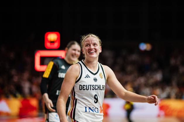 FIBA Women™s Basketball World Cup 2026: Deutschland vs. Japan, 05.09.2026 Emma Eichmeyer (Deutschland, 9) lacht zu den Fans: Basketball, FIBA Women™s Basketball World Cup 2026, Gruppenphase, Gruppe A, 2. Spieltag: Deutschland vs. Japan am 05.09.2026 in der Max-Schmeling-Halle, Berlin Copyright: xBEAUTIFULxSPORTS Tonhäuserx
