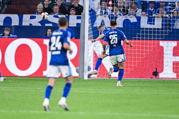 05.09.2026, Fussball, Saison 2026 2027, Bundesliga, FC Schalke 04 - FC Bayern München, Torchance Hasan Kurucay (FC Schalke 04) klärt xRHR-FOTO YYx *** September 5, 2026, Soccer, 2026–2027 Season, Bundesliga, FC Schalke 04 vs. FC Bayern Munich, Scoring chance by Hasan Kurucay; FC Schalke 04 clears the ball; xRHR PHOTO YYx Copyright: KROEGER RHR-FOTOx RHR-FOTO YY